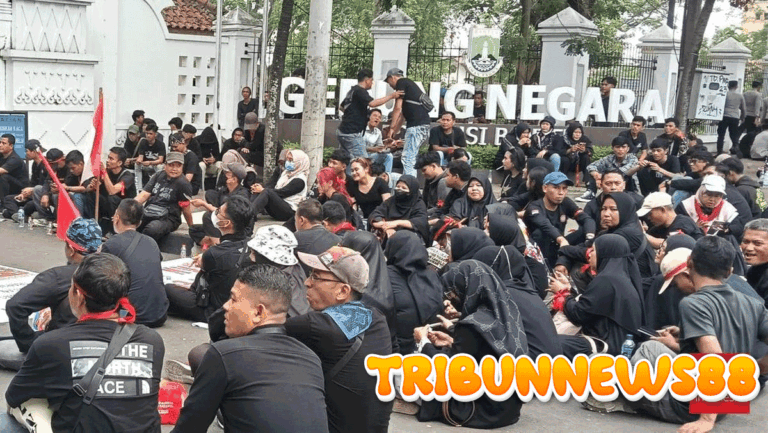 Kisruh SPMB dan Tunjangan Tidak Dibayarkan, Guru Demo di Rumah Dinas Gubernur Banten